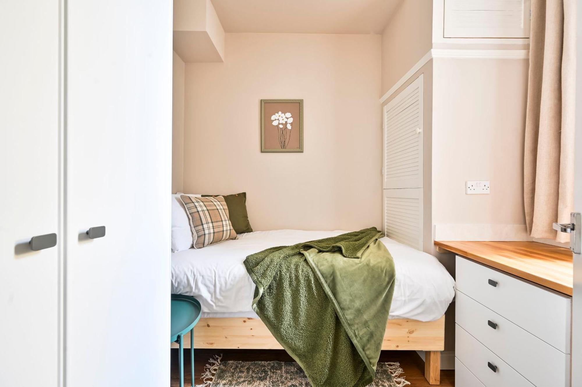 Newly Renovated 2-3 Bed Flat In Fulham By The Thames *